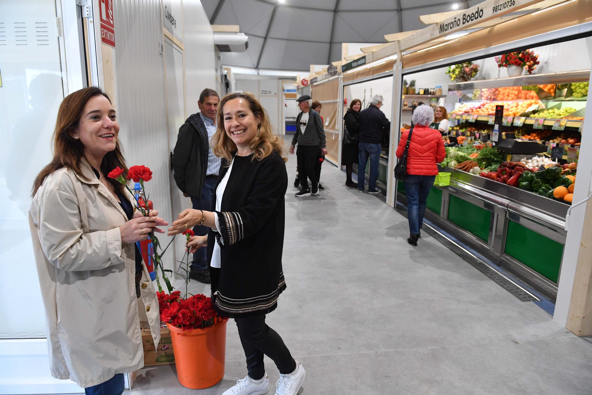 El mercado provisional de Monte Alto abre sus puertas: flores, clientes de siempre y nuevos curiosos