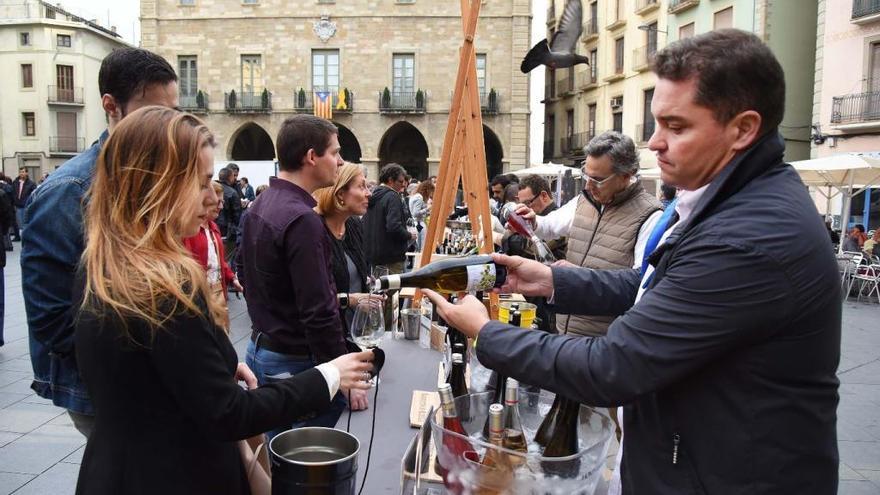 La plaça Major s&#039;omple d&#039;amants del vi en la festa manresana dels cellers catalans