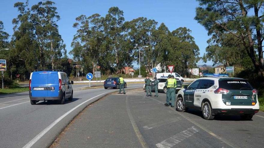 Agentes de la Guardia Civil en el control desplegado ayer en A Illa. // Noé Parga