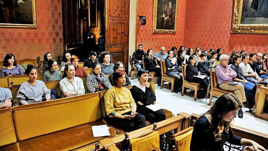 El público escuchó con atención la charla de San José en la sala de plenos del Consell.