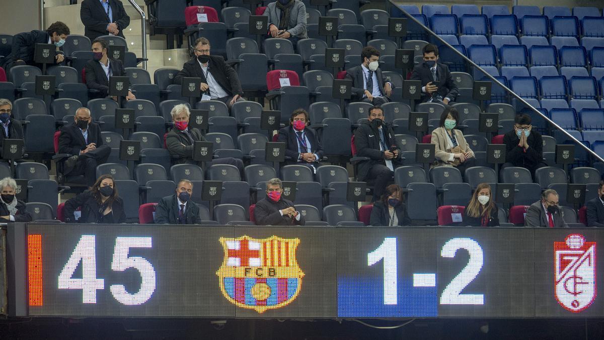 Laporta, acompañado de sus directivos, en el palco del Camp Nou en el último minuto del Barça-Granada.