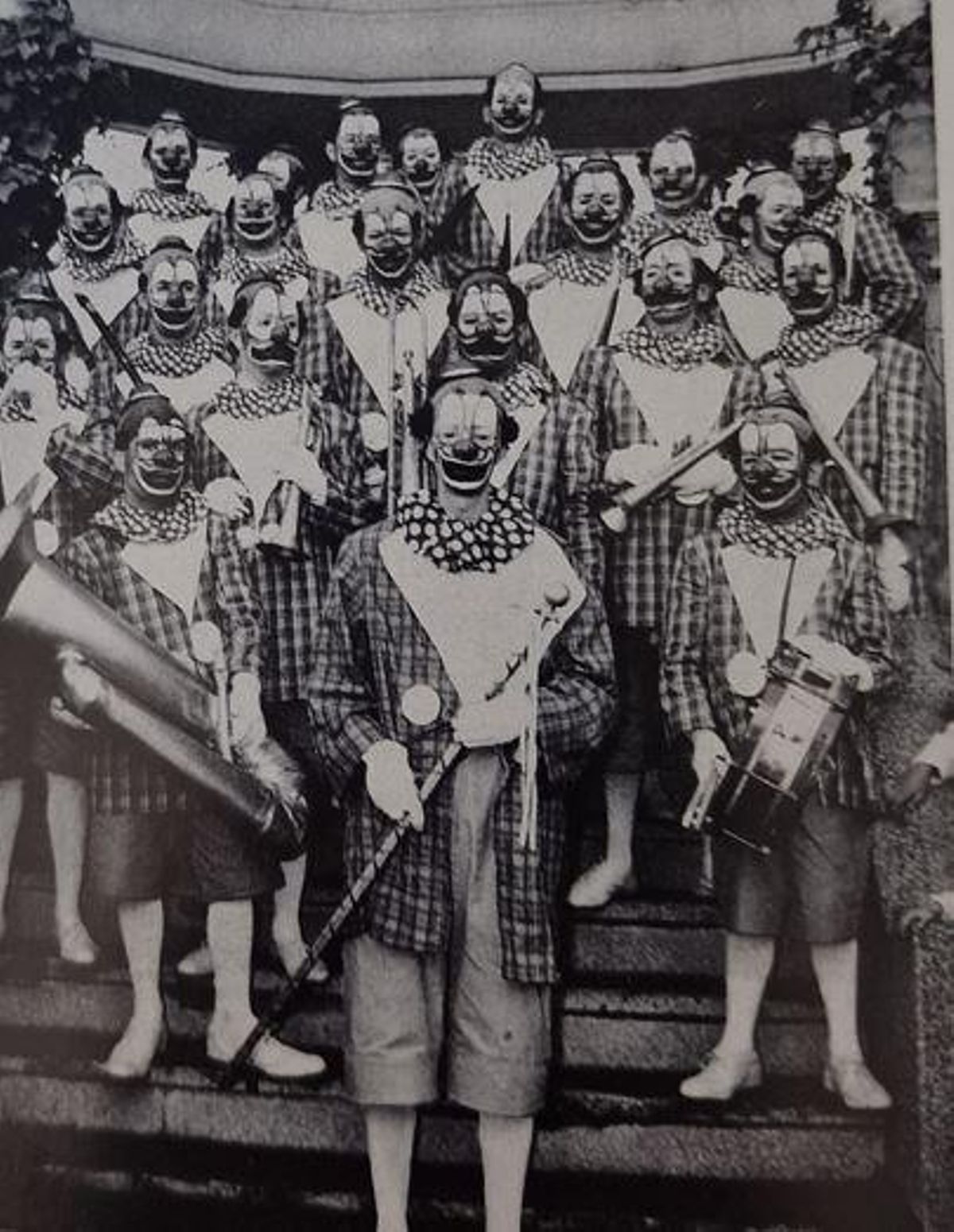 La Afilarmónica Ni Fú-Ni Fá, en 1961, en las escalinatas del templete de la plaza del Príncipe.