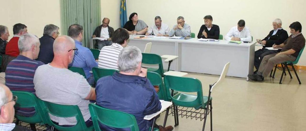 Un instante de la asamblea celebrada ayer.