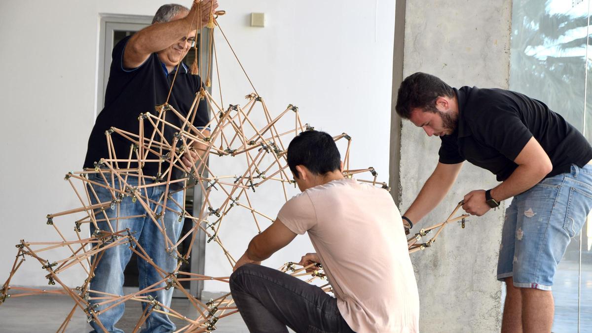 Alumnos y profesores experimentan con estructuras desplegables prototipadas