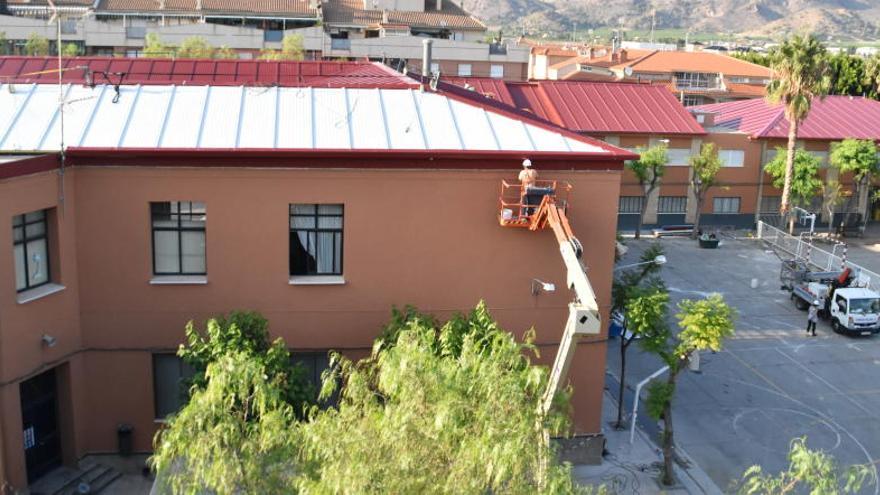 Estado que presentaba ayer el centro, con los tejados instalados y restos de obra por el patio.