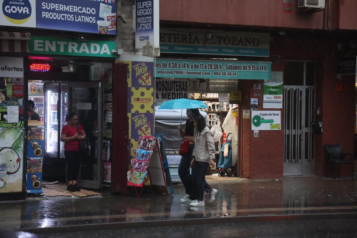 Imágenes de la lluvia en el barrio alicantino de Altozano.