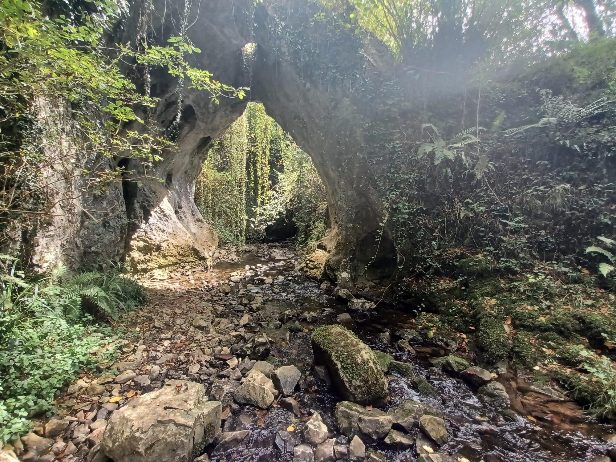 La ruta de Los Covarones, las mil y una estampas de cuento de la senda más visitada de Llanera