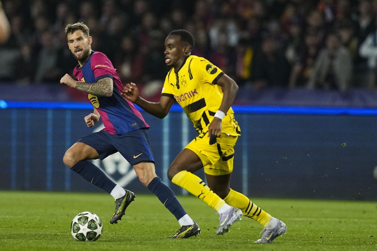 BARCELONA, 09/04/2025.- El centrocampista del Borussia Jamie Bynoe-Gittens (d) se escapa de Íñigo Martínez, del FC Barcelona, en el partido de ida de los cuartos de final de la Liga de Campeones que disputan FC Barcelona y Borussia Dortmund hoy miércoles en el Estadio Olímpico Lluis Companys. EFE / Eric Fontcuberta