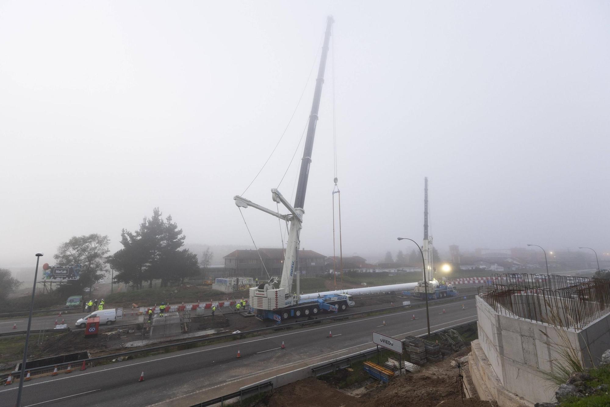 EN IMÁGENES: Así fue la instalación del mástil de 55 metros en las obras de la entrada de Oviedo