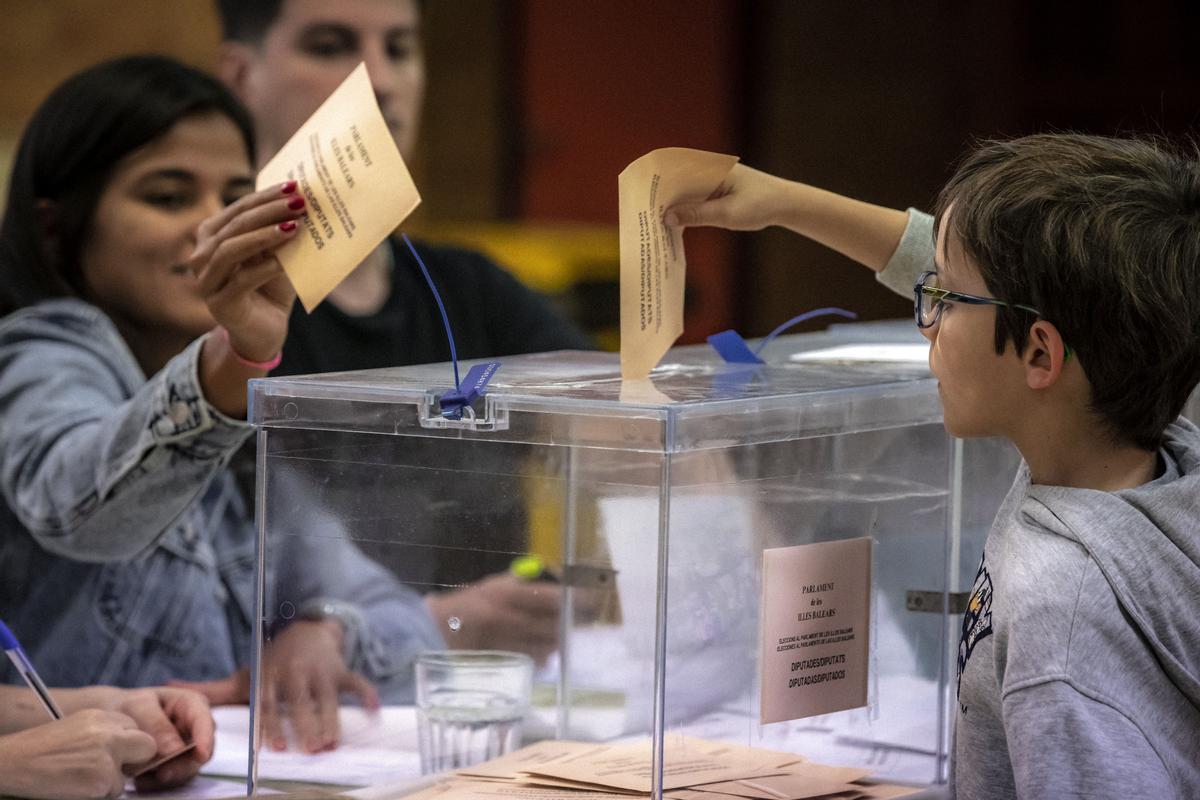 El peuqeño Juan Zurita metiendo el voto de su madre en la urna.