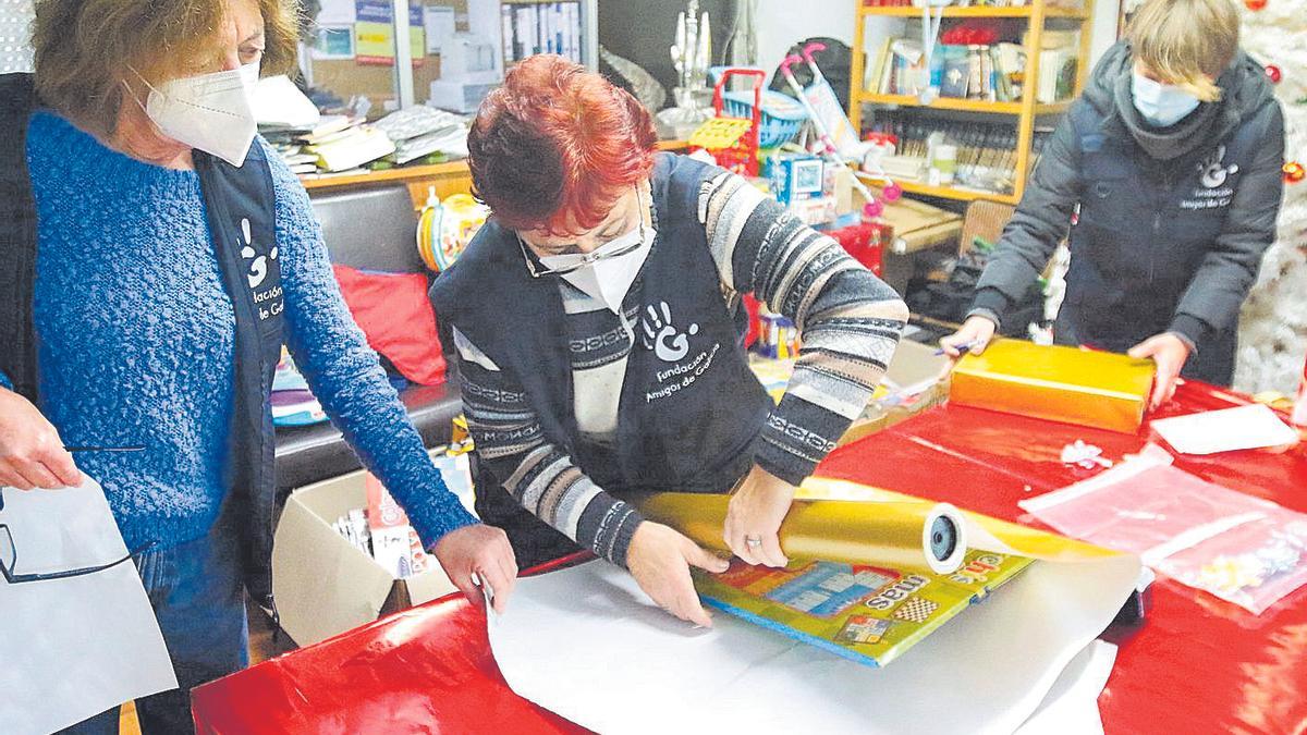 Voluntarios envolviendo regalos enla sede de FAG.