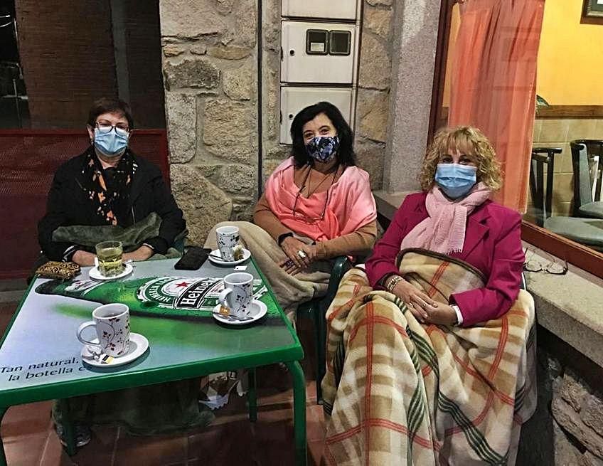 Tres clientas en la terraza de un bar en Moveros.