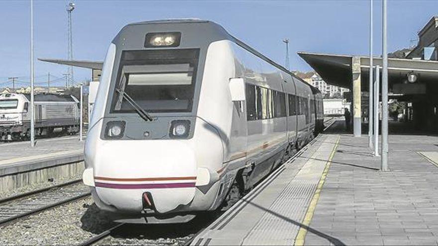 Un tren de Renfe llega a una estación.