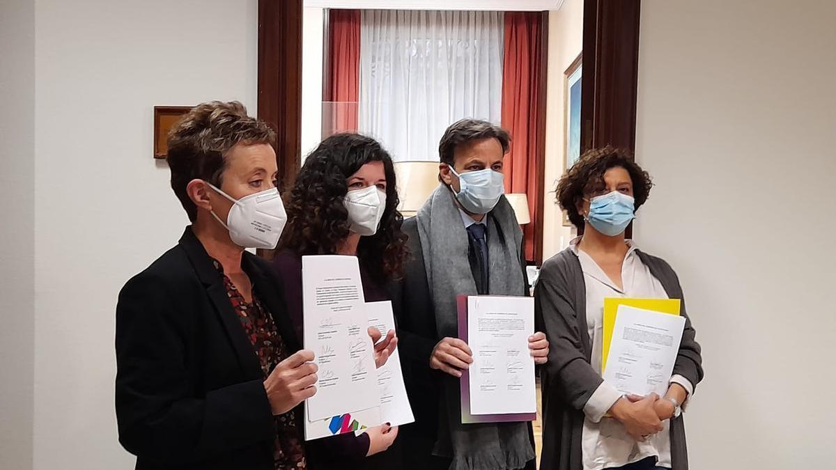 Isabel Pozueta, Sofia Castañon, Jaume Asens i Pilar Vallugera, al registre del Congrés dels Diputats on han presentat una petició per a una comissió d&#039;investigació sobre abusos a menors per part de membres de l&#039;Església