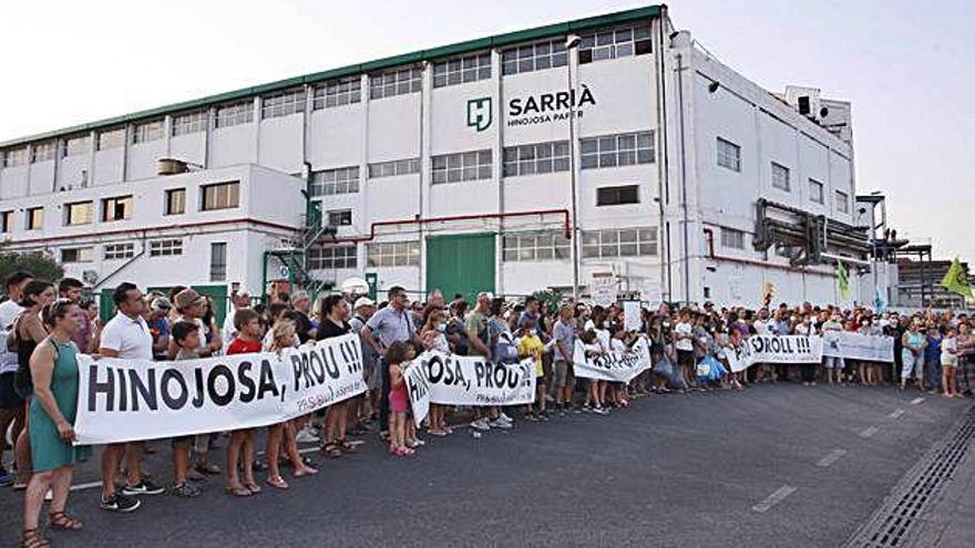 Els manifestants, davant de les portes de la fàbrica Hinojosa.