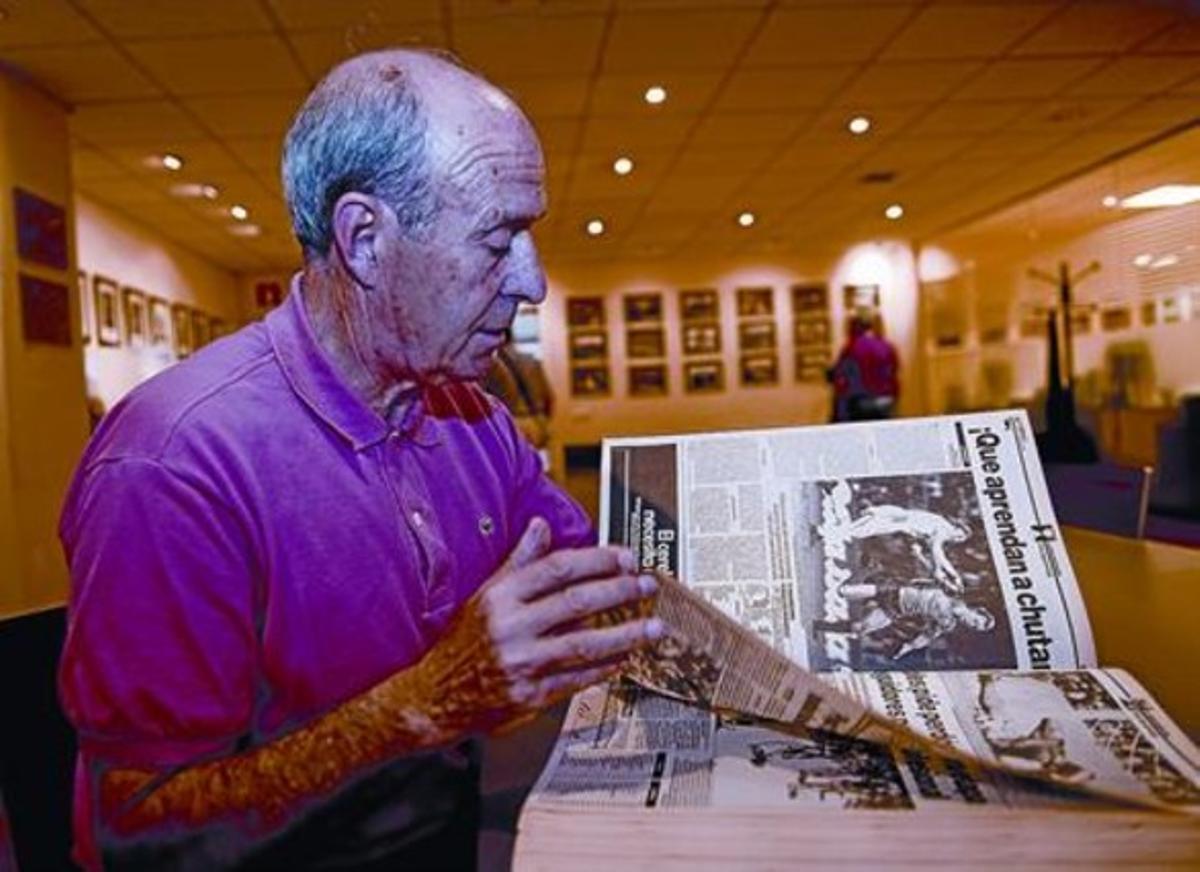 El testimoni 8 Àngel Mur, ahir a la tarda a Barcelona, amb el tom d’EL PERIÓDICO amb els exemplars de la final de Sevilla del 1986.