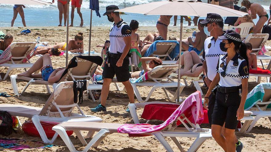 La presión policial reduce drásticamente los «mojiteros» y la venta ambulante en las playas