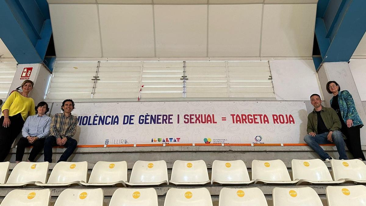 Llíria instala pancartas contra la violencia machista en el pabellón municipal para concienciar a deportistas y público