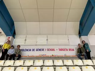 Llíria instala pancartas contra la violencia machista en el pabellón municipal para concienciar a deportistas y público