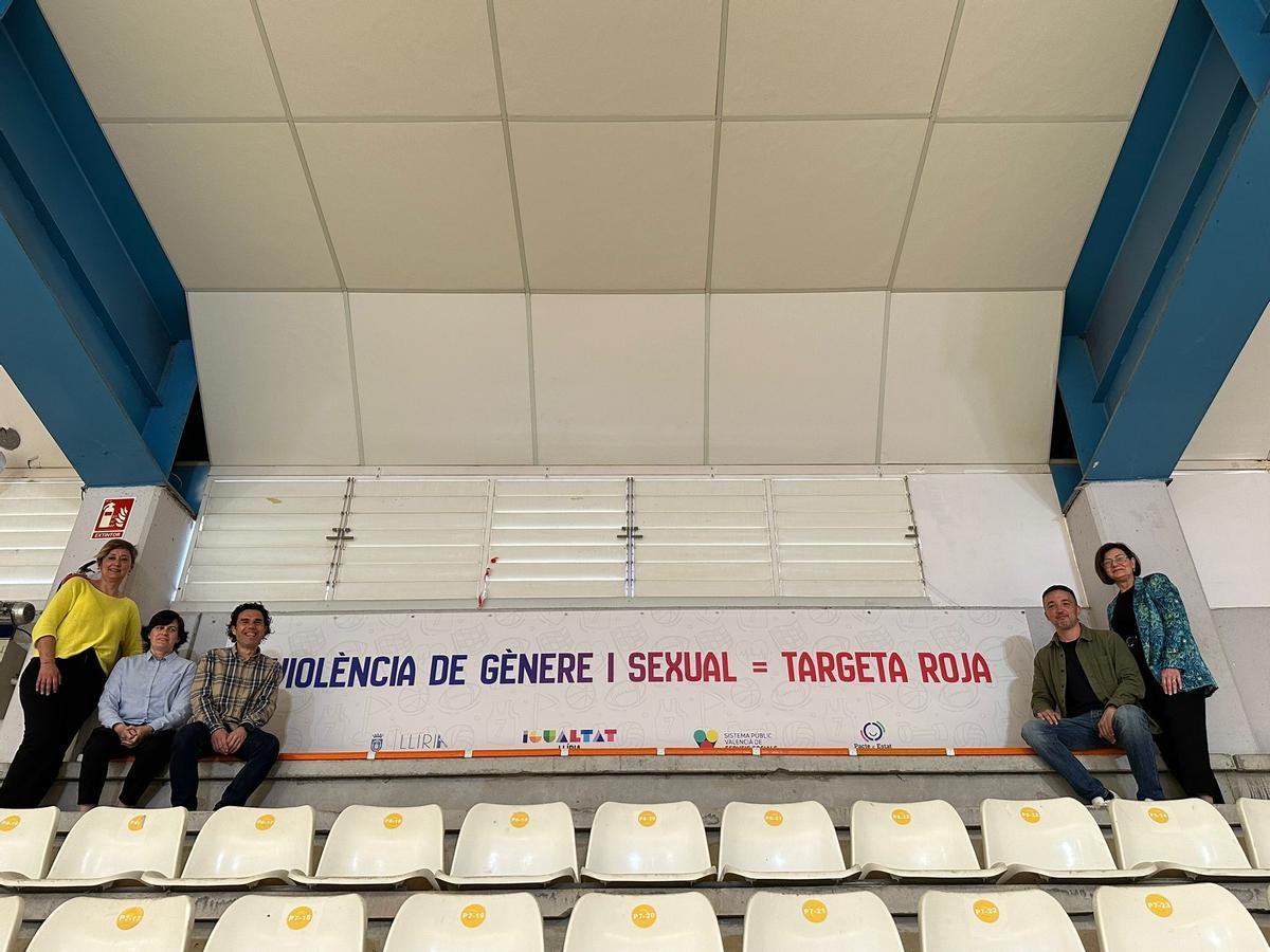 Una de las pancartas expuestas en el pabellón municipal Pla de l'Arc de Llíria.