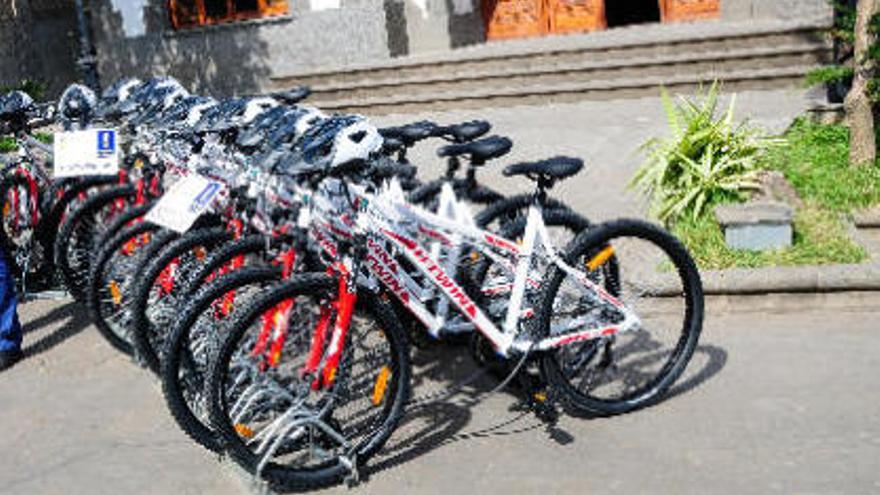 Presentación de un servicio de bicicletas de montaña en el Ayuntamiento de Firgas.