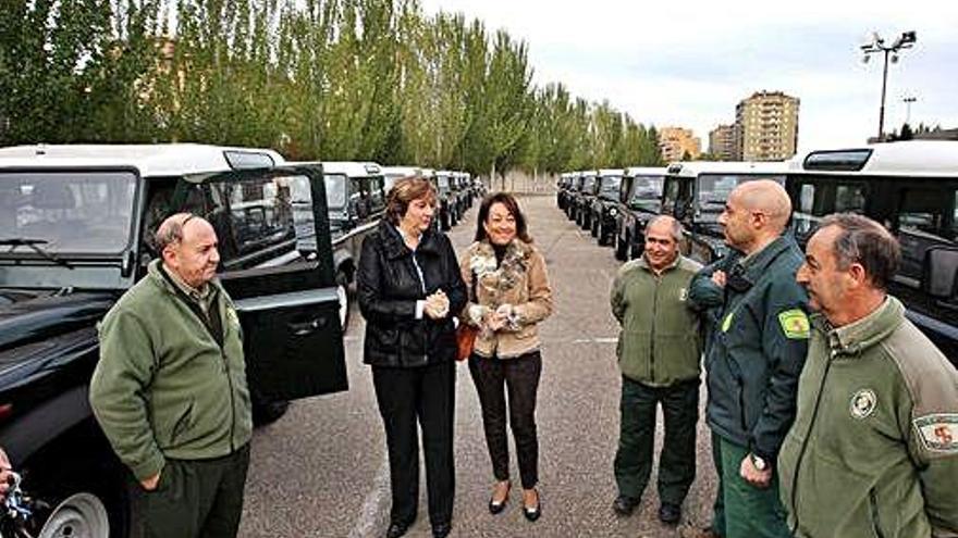 La entonces consejera de Medio Ambiente María Jesús Ruiz durante la entrega de los vehículos forestales en 2009.