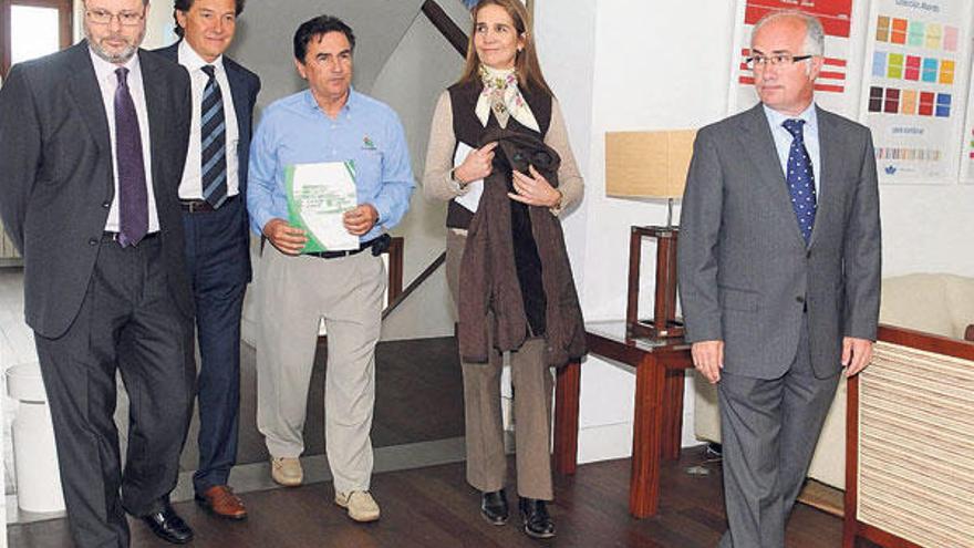 La infanta Elena (d.), en el Real Club Náutico de Sanxenxo, en compañía de Pedro Campos (camisa azul); el director de Portos, José Juan Durán (1º d.), y el secretario para o Deporte, José Ramón Lete (2º i.).  // G. Santos