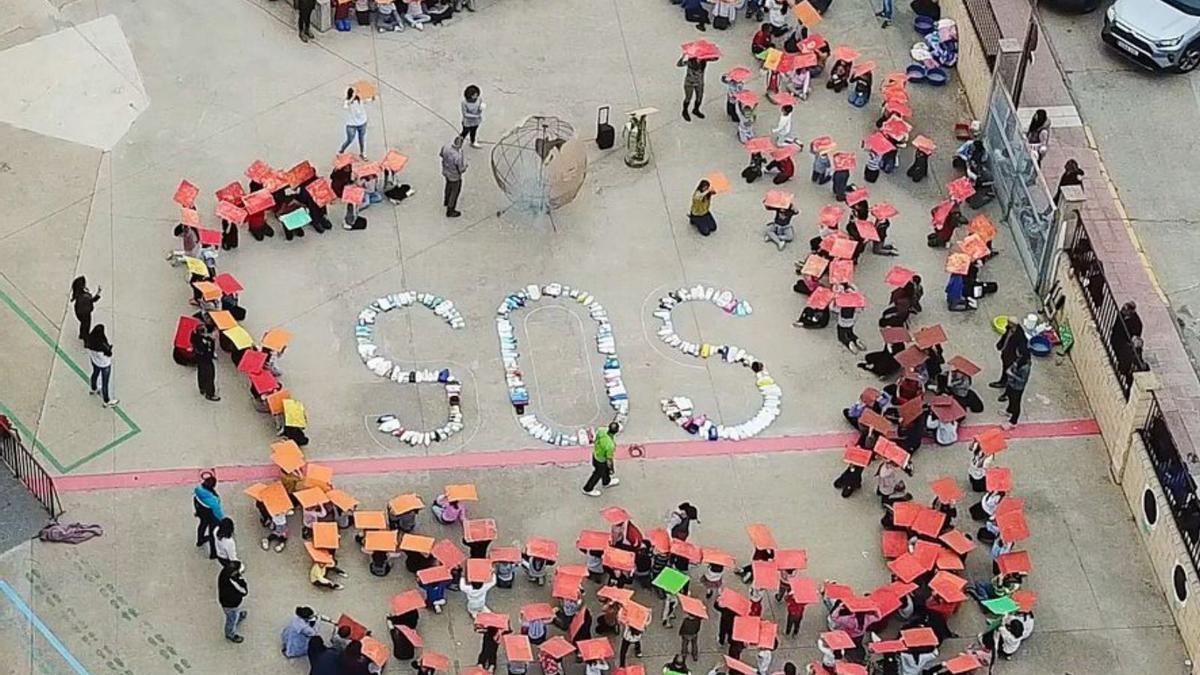 Los escolares lanzaron su ‘SOS’ por el planeta. | SERVICIO ESPECIAL
