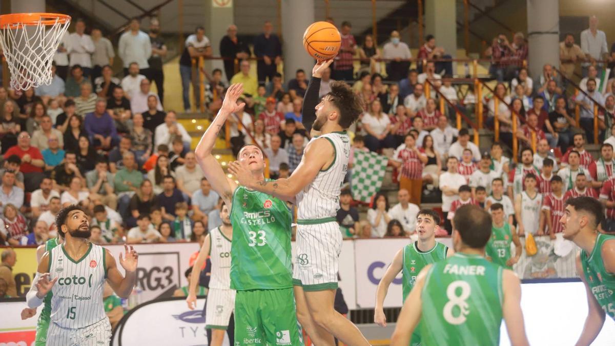Fernando Bello lanza a canasta en el duelo Coto-Amics Castello disputado el pasado mes de abril en Vista Alegre.