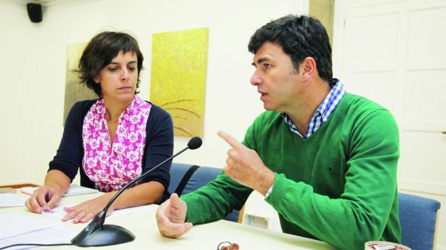 González Casares, junto a la senadora Paula Fernández Pena, en una charla en Lalín. // Bernabé/Gutier