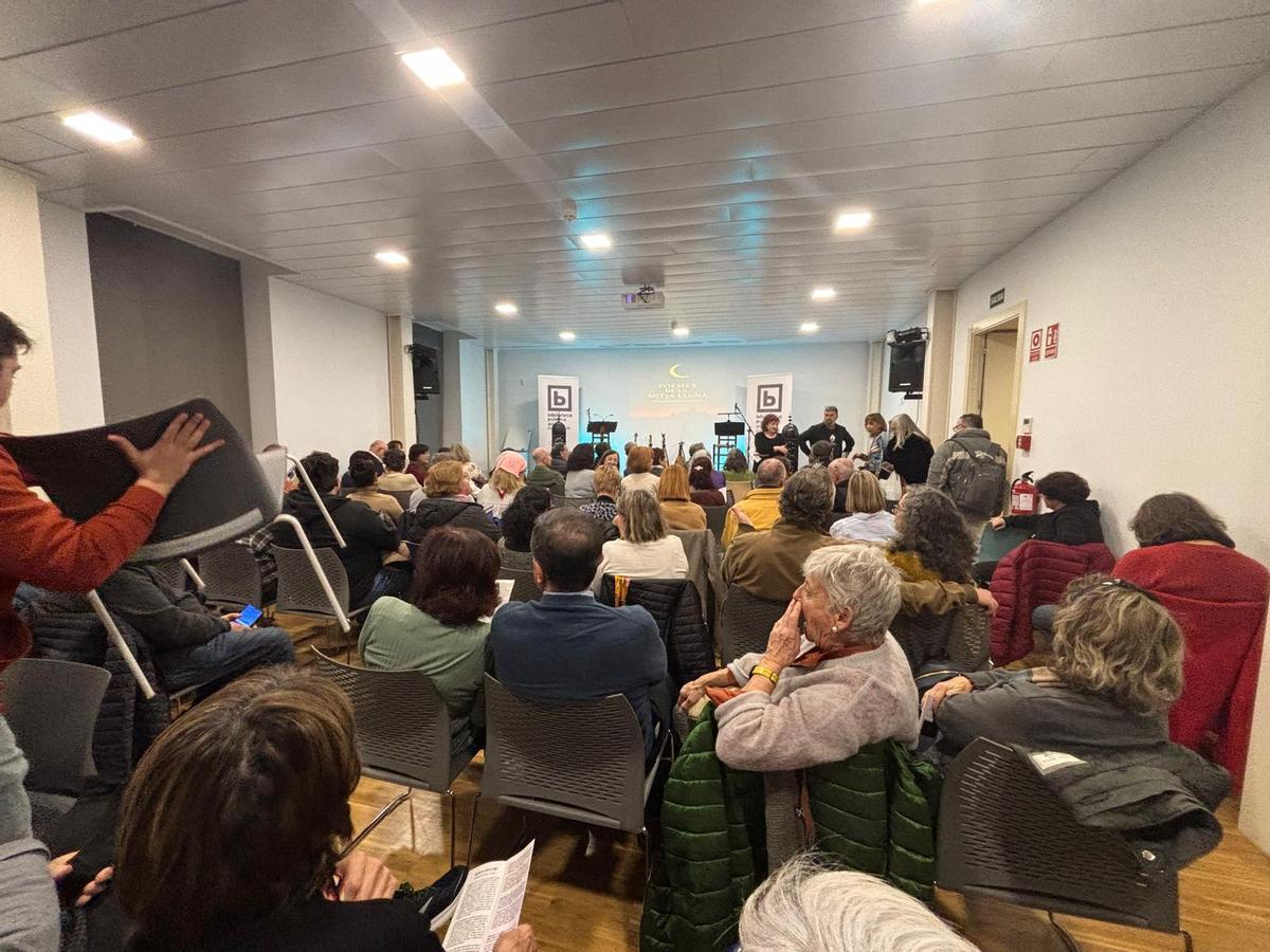 La biblioteca, repleta de público