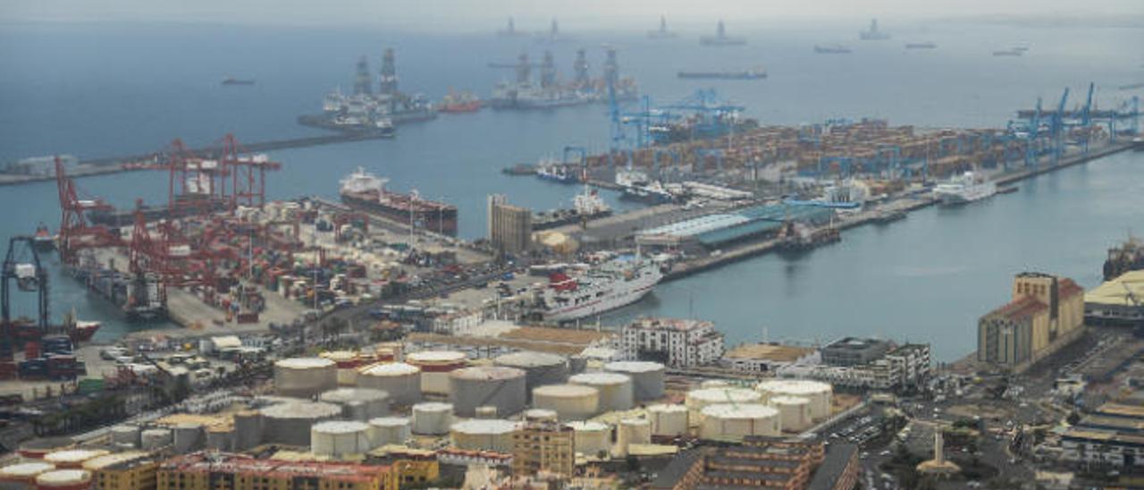 Depósitos de combustible del Puerto de La Luz vistos desde La Isleta.