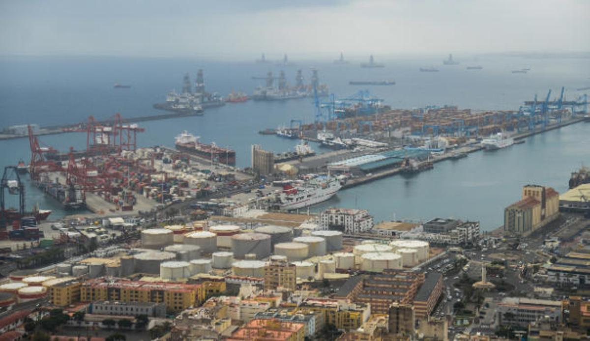 Depósitos de combustible del Puerto de La Luz vistos desde La Isleta.