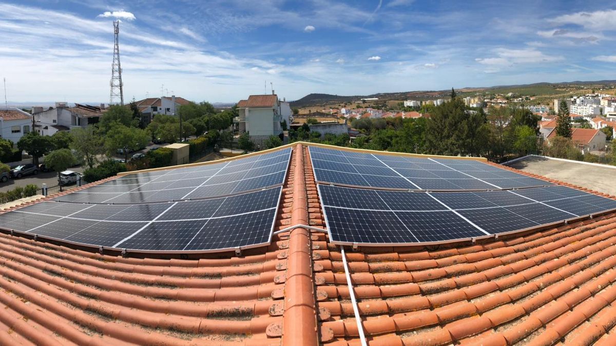 Placas fotovoltaicas para el autoabastecimiento en los tejados de un inmueble pacense.