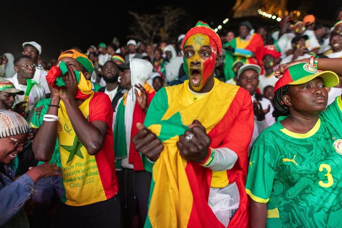 Los hinchas de Senegal celebran el título de la Copa África en Dakar