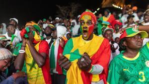 Los hinchas de Senegal celebran el título de la Copa África en Dakar