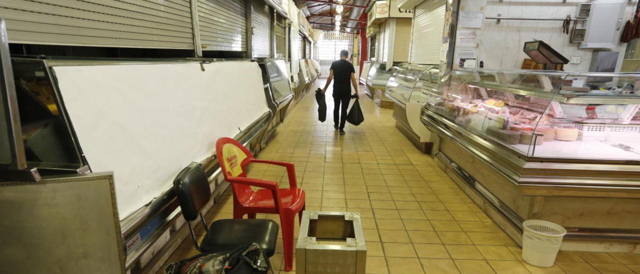 Uno de los últimos placeros que resistió en el Mercado Central de Elche hasta 2017, cuando fue desalojado.