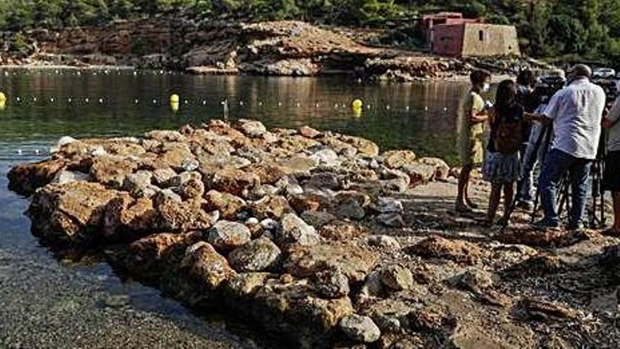 Neus Mateu atiende a los medios de comunicación junto al muelle reparado con piedras.