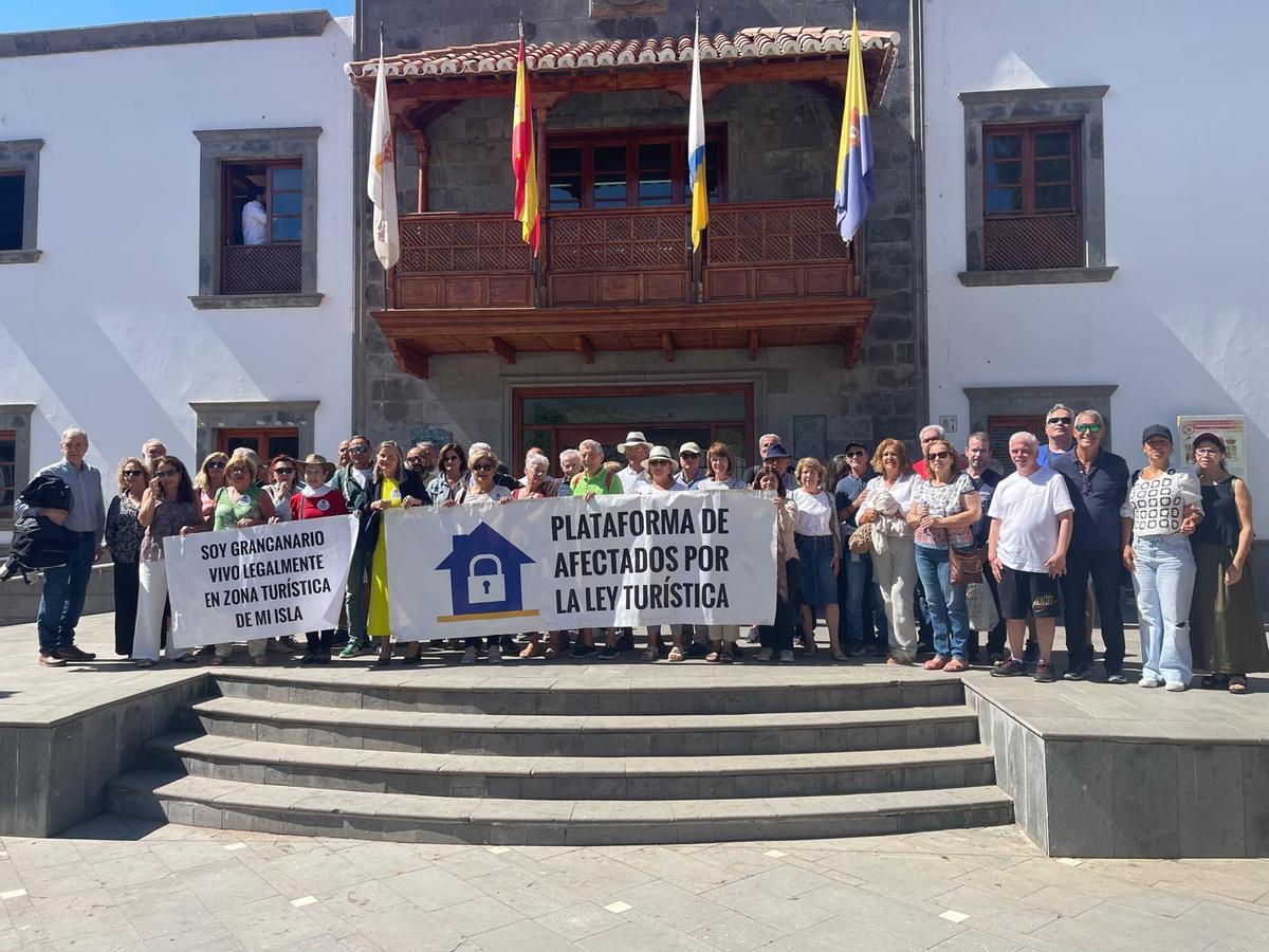 Miembros de la Plataforma de Afectados por la Ley Turística ante las Casas Consistoriales