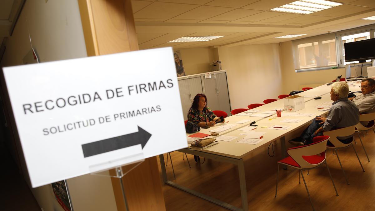 Recogida de firmas para pedir unas primarias en el PSOE de Gijón.