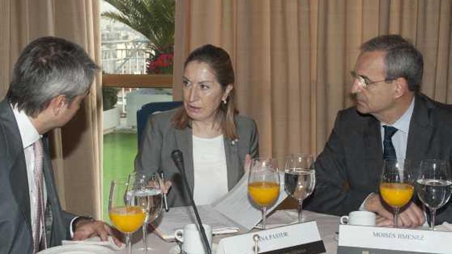 Moisés Jiménez, presidente de Coepa, ayer junto a Broseta y la responsable de Infraestructuras.