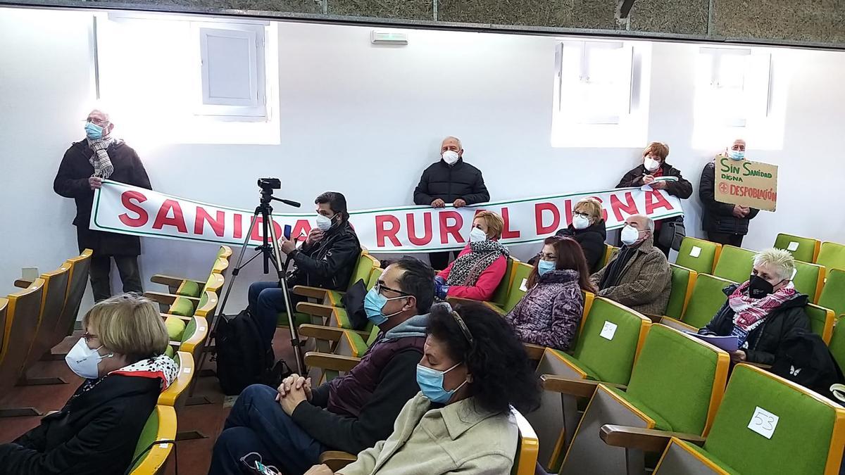 Pancartas entre el público que asistió al debate de Bermillo de Sayago.