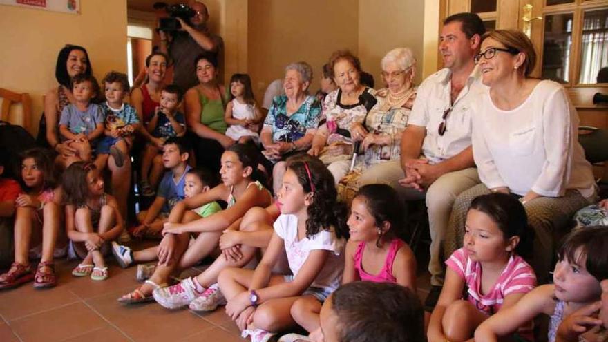 Mayte Martín y Juan Carlos Bueno disfrutan junto a los niños de Manganeses del espectáculo de magia.