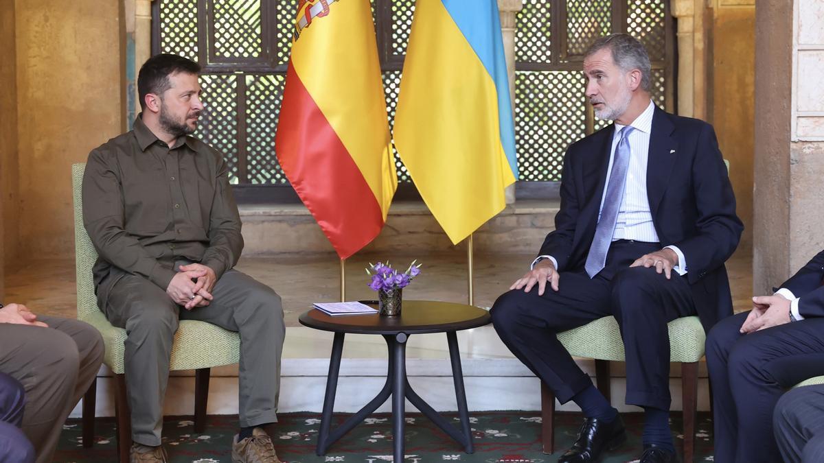 El  Rey Felipe VI se reúne con el presidente de Ucrania, Volodimir Zelenski, en la Alhambra durante la cumbre de la Comunidad Política Europea