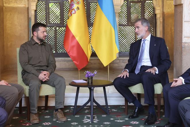 El  Rey Felipe VI se reúne con el presidente de Ucrania, Volodimir Zelenski, en la Alhambra durante la cumbre de la Comunidad Política Europea