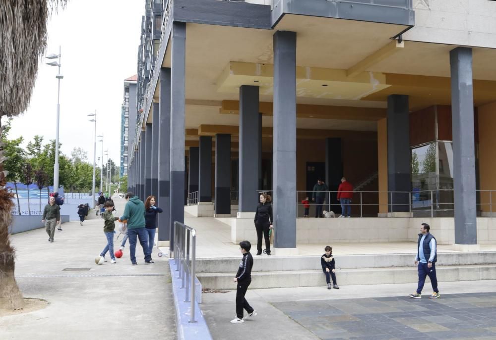 Los menores salen a la calle con juguetes, pelotas, patinetes, peluches y mascarillas después de 42 días de confinamiento - Los padres celebran el final del largo encierro en sus casas.