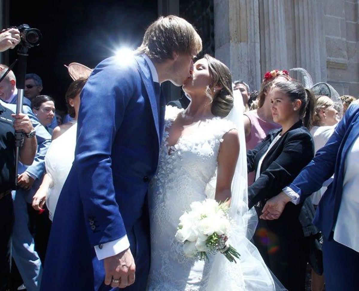Ivan Rakitic y Raquel Mauri se dan un beso a la salida de la Catedral de Sevilla