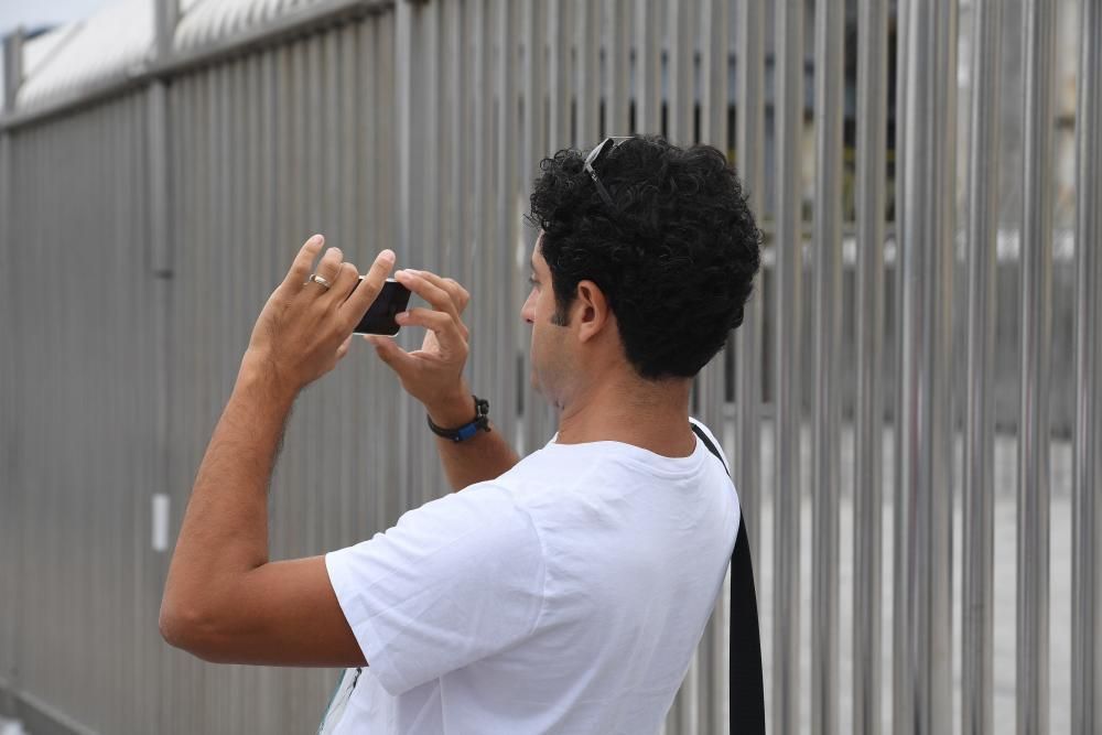 Colas para ver el buque escuela peruano ''Unión''