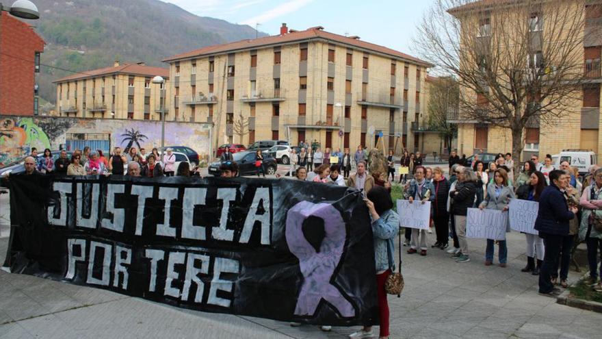 Una placa y un minuto de silencio por Teresa Aladro: Laviana recuerda a la vecina a la que mató  su expareja y a las demás víctimas de violencia machista