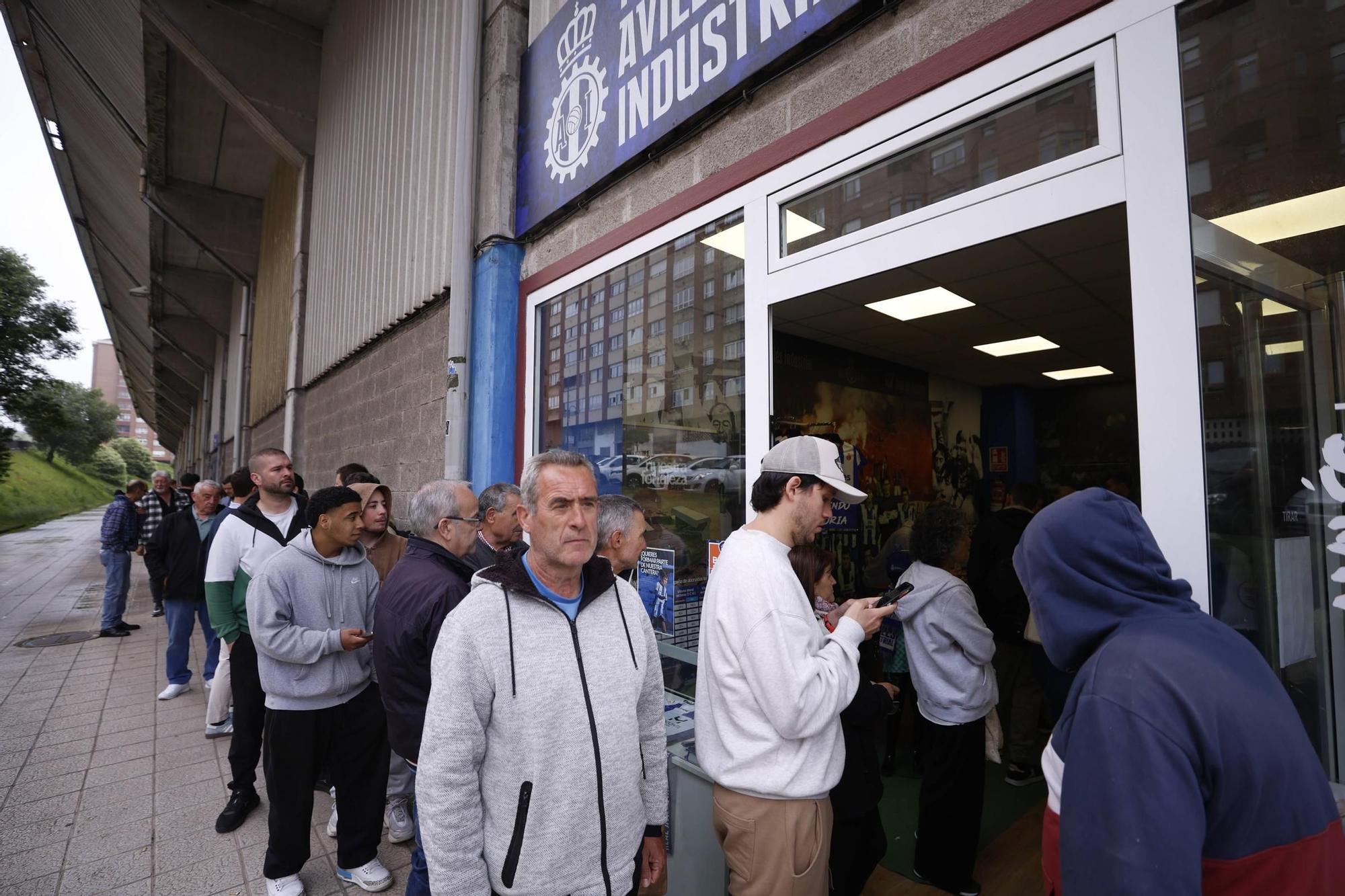 EN IMÁGENES: Locura blanquiazul para acompañar al Avilés en Majadahonda